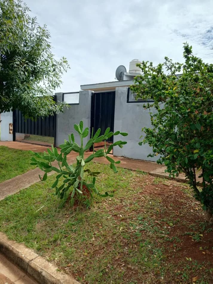 Casa con jardín delantero y cactus