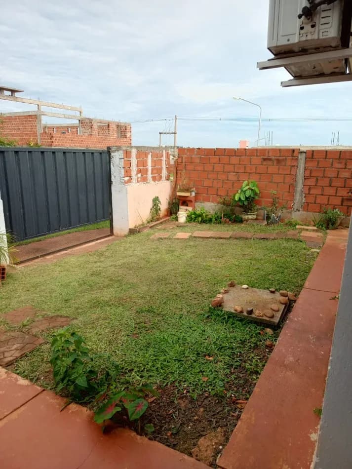 Patio trasero con césped verde