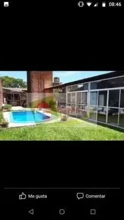 Casa con jardín y piscina