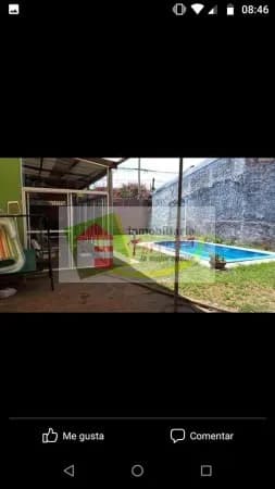 Patio con jardín y piscina
