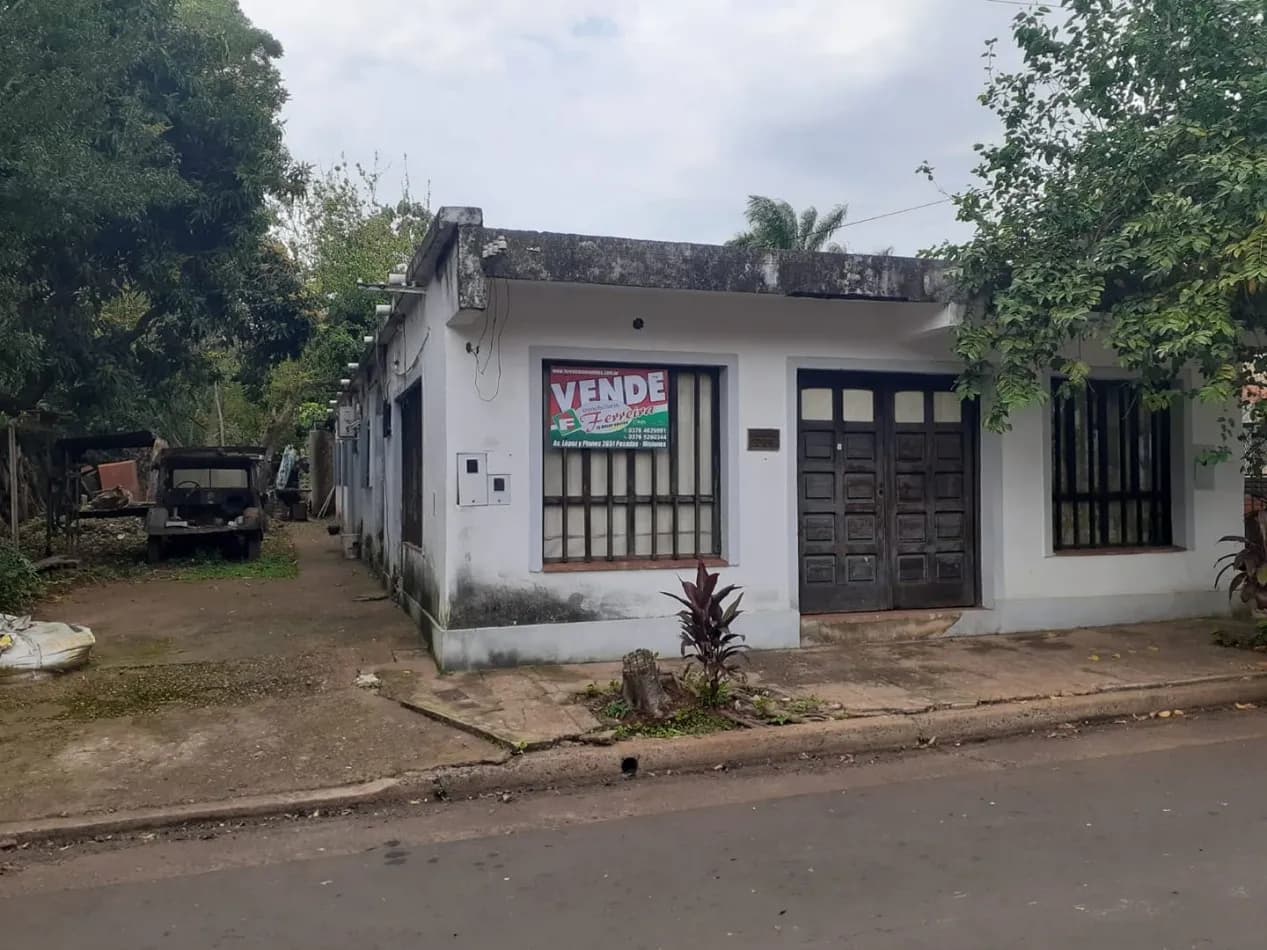 Fachada de casa blanca en venta
