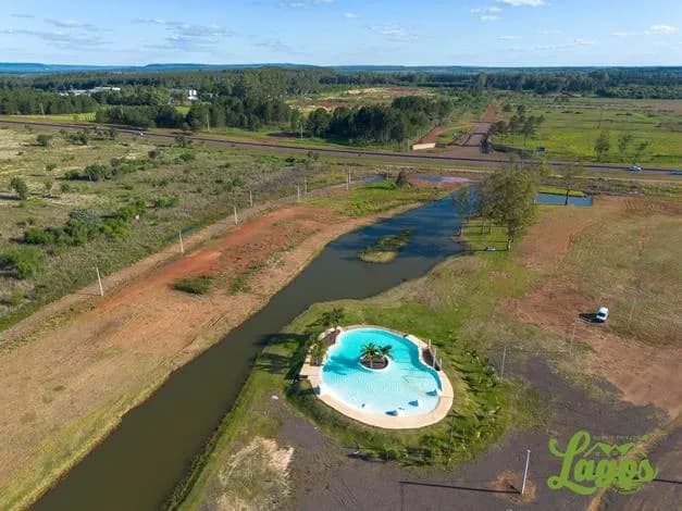 Vista aérea de terreno con piscina