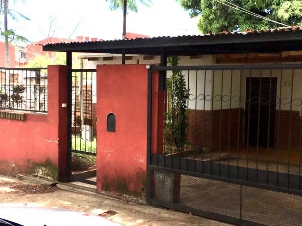 Casa con portón y muro rojo
