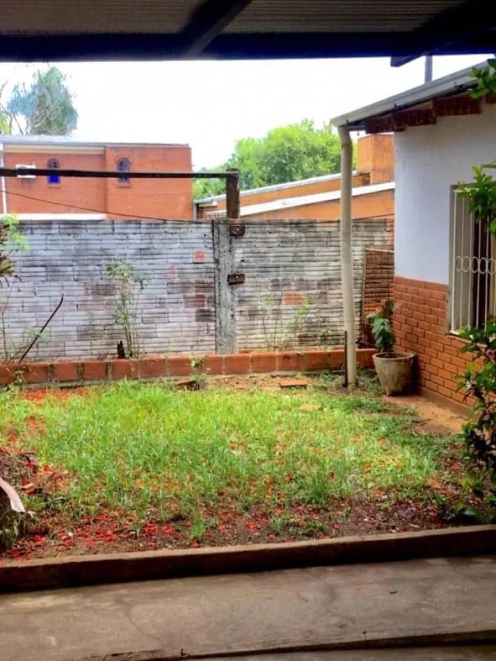 Patio con césped y muro perimetral