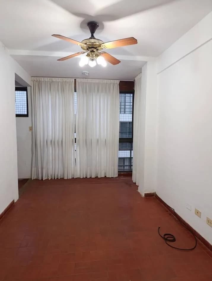 Ambiente vacío con ventilador de techo
