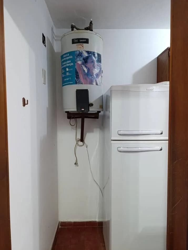 Rincón con heladera y termotanque