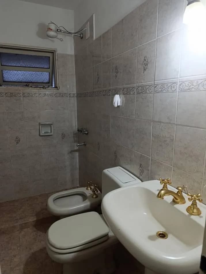 Baño completo con grifería dorada