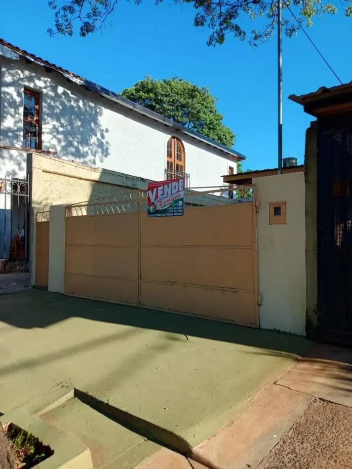 Casa en venta con gran portón