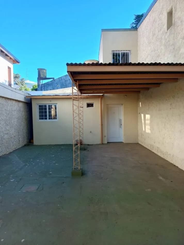 Patio con cochera semicubierta