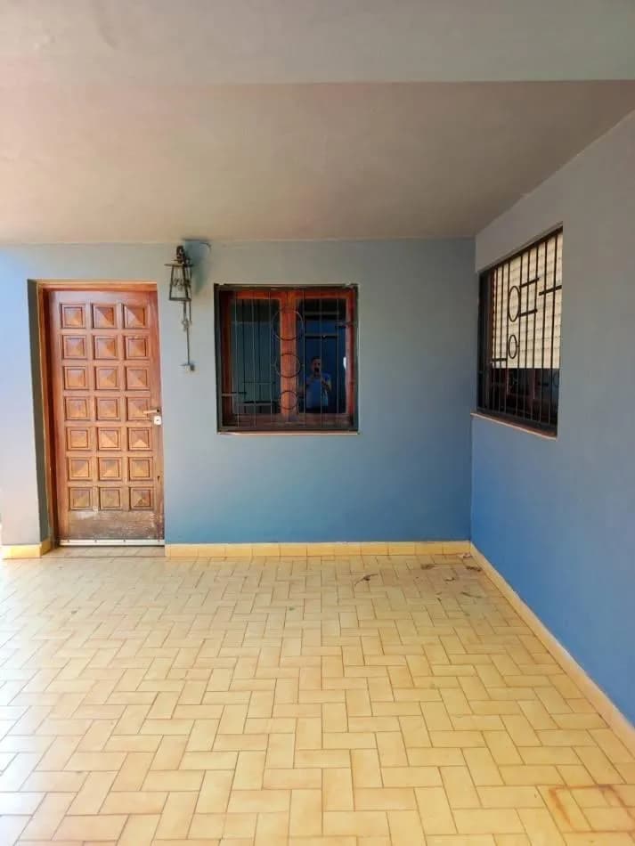 Porche cubierto con puerta de madera