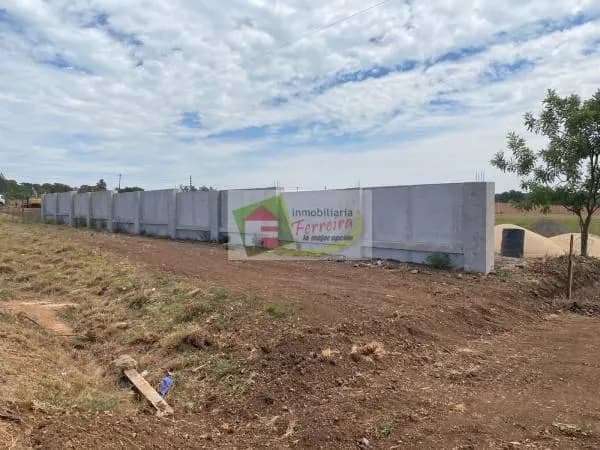 Terreno amplio con muro perimetral