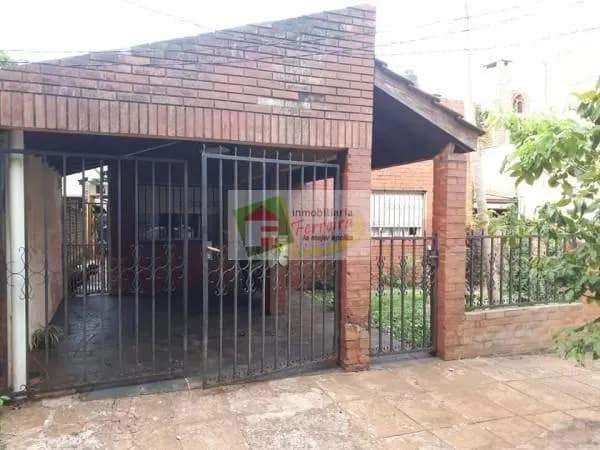 Casa de ladrillo con cochera
