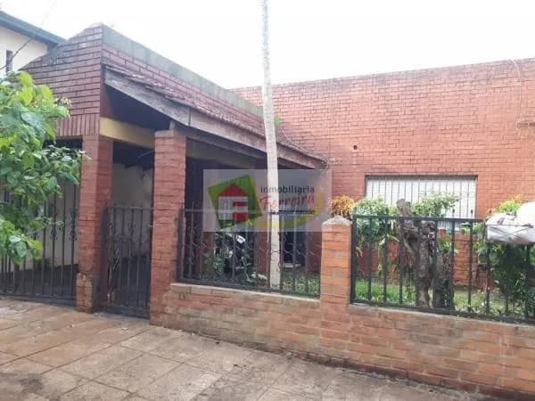 Casa de ladrillo visto con rejas
