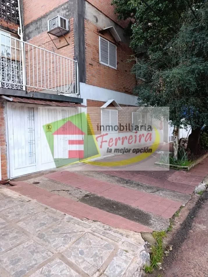 Fachada de casa con garaje