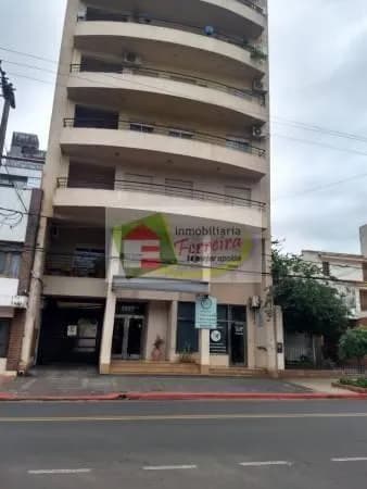 Edificio de departamentos con balcones