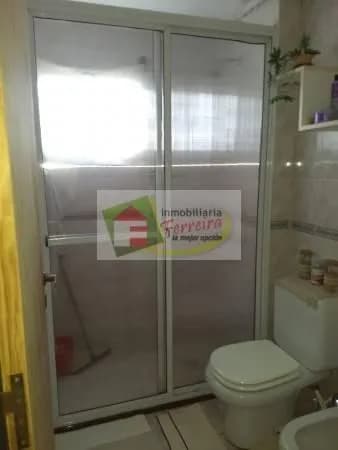 Baño con mampara de aluminio