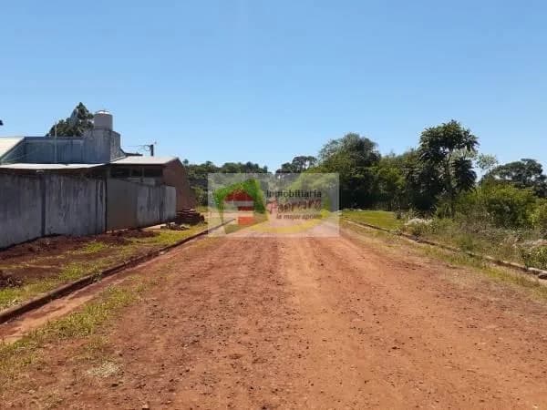 Terreno sobre calle de tierra roja
