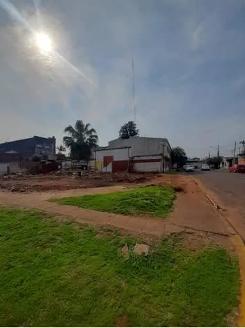 Amplio terreno urbano con construcción