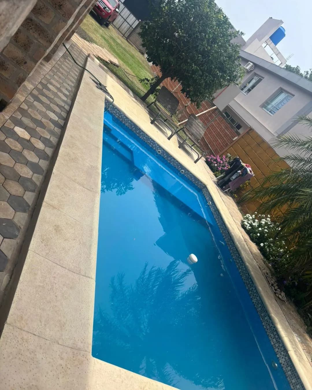 Piscina moderna en el jardín