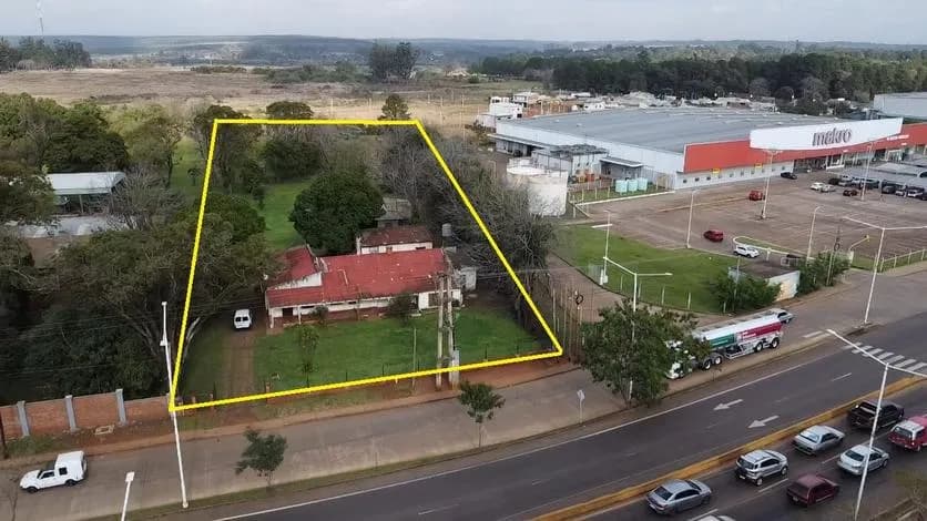 Vista aérea de terreno con casa