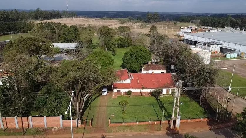 Vista aérea de casa con terreno