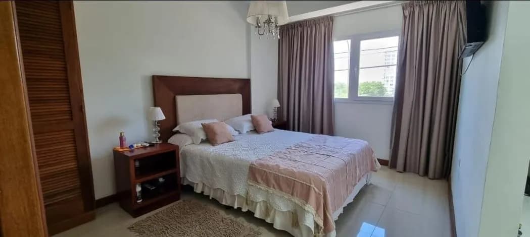 Dormitorio principal con cama matrimonial