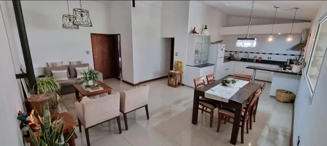 Amplio living comedor con cocina integrada