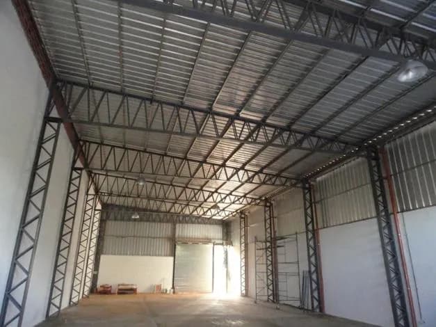 Amplio depósito industrial con estructura metálica