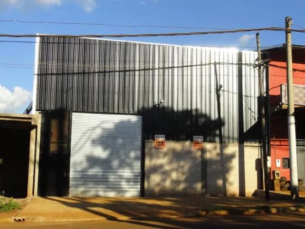 Galpón comercial con persiana metálica