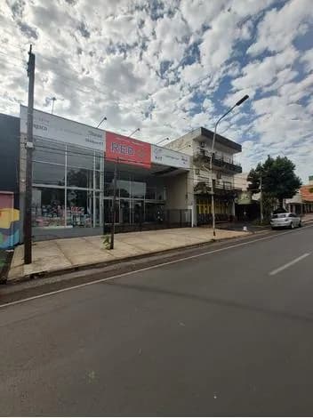 Local comercial moderno con fachada vidriada