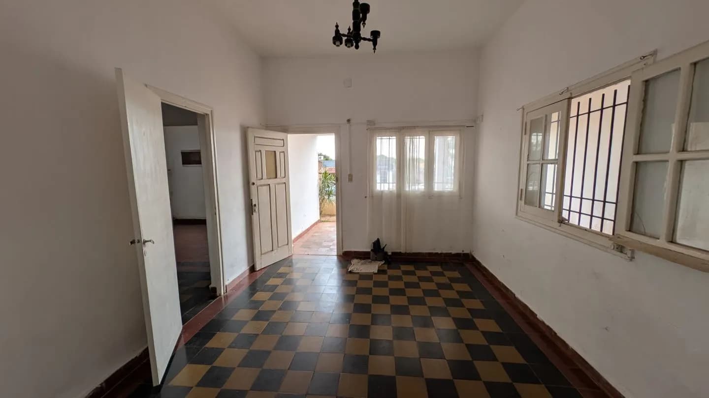 Casa EN VENTA a Refaccionar sobre Av. Tacuarí