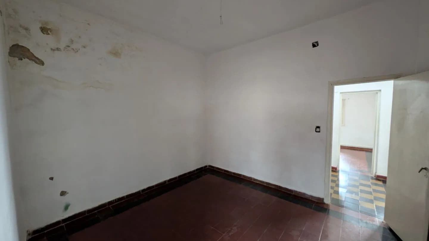 Casa EN VENTA a Refaccionar sobre Av. Tacuarí