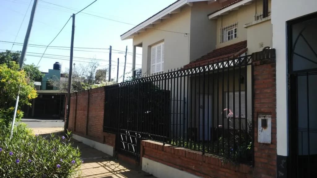 EN VENTA LOTE CON VIVIENDA EN ESQUINA EN BARRIO VILLA SARITA