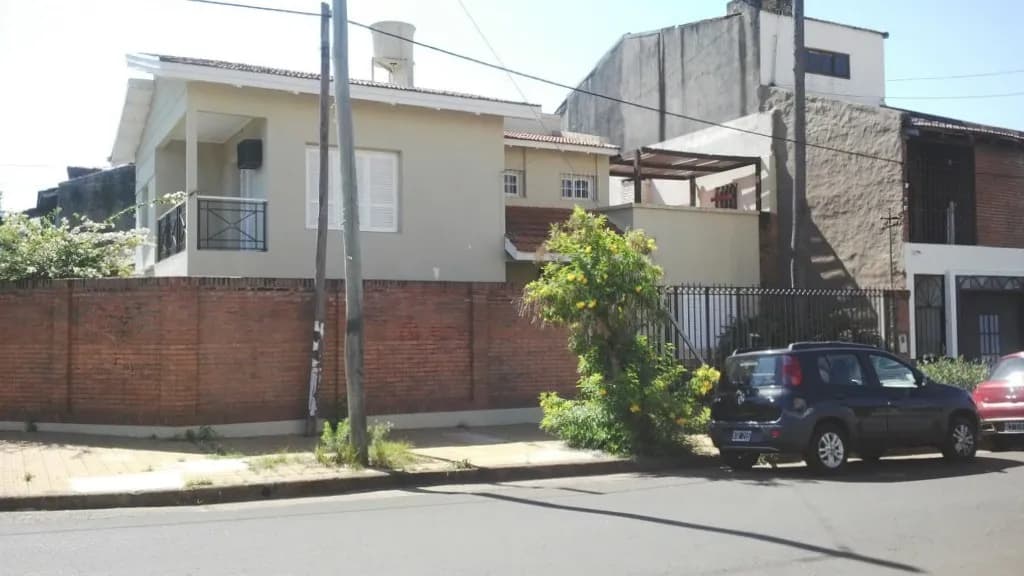 EN VENTA LOTE CON VIVIENDA EN ESQUINA EN BARRIO VILLA SARITA
