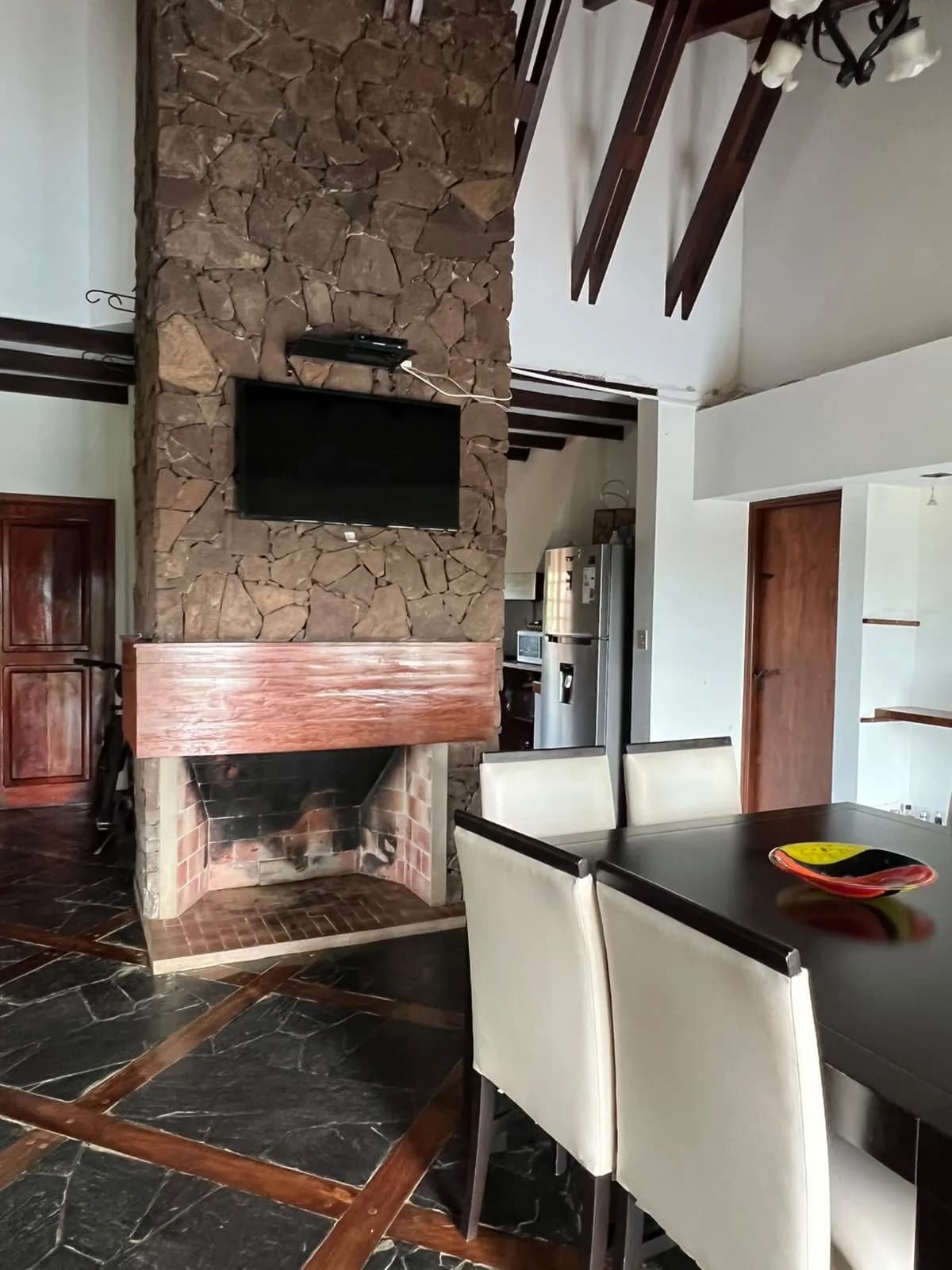 Comedor rústico con chimenea de piedra