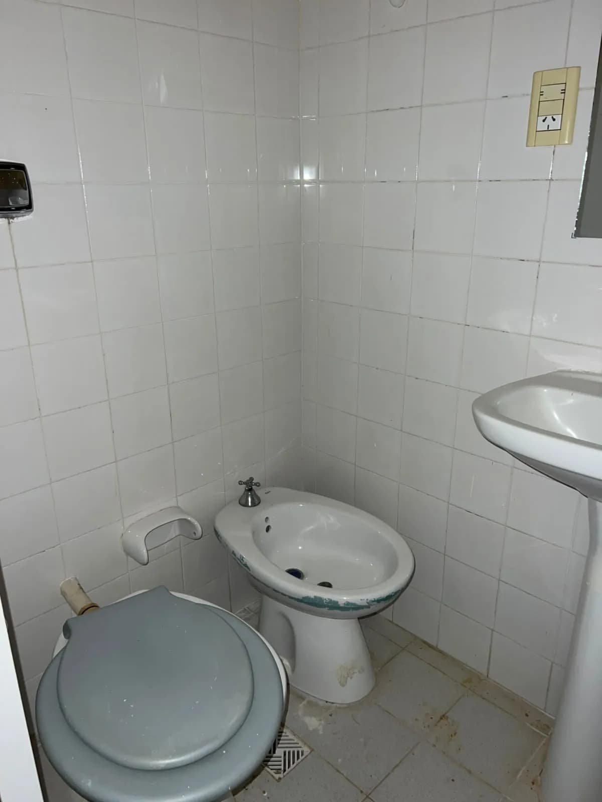 Baño antiguo con cerámicos blancos