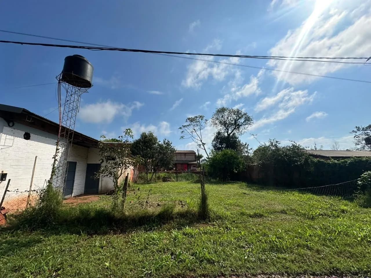 Terreno en esquina con Deposito en venta