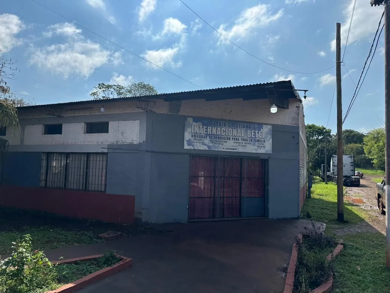 Terreno en esquina con Deposito en venta