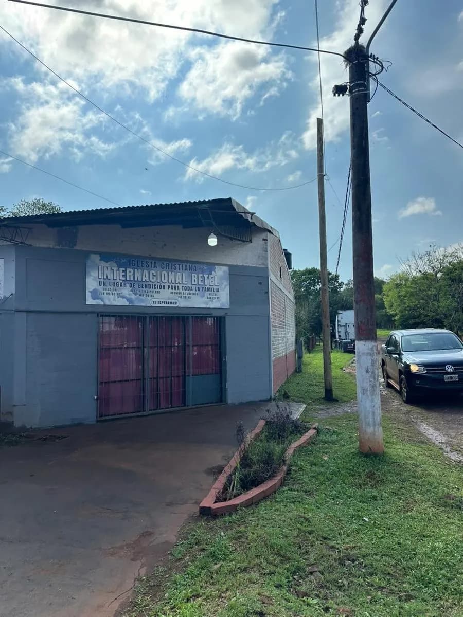 Terreno en esquina con Deposito en venta