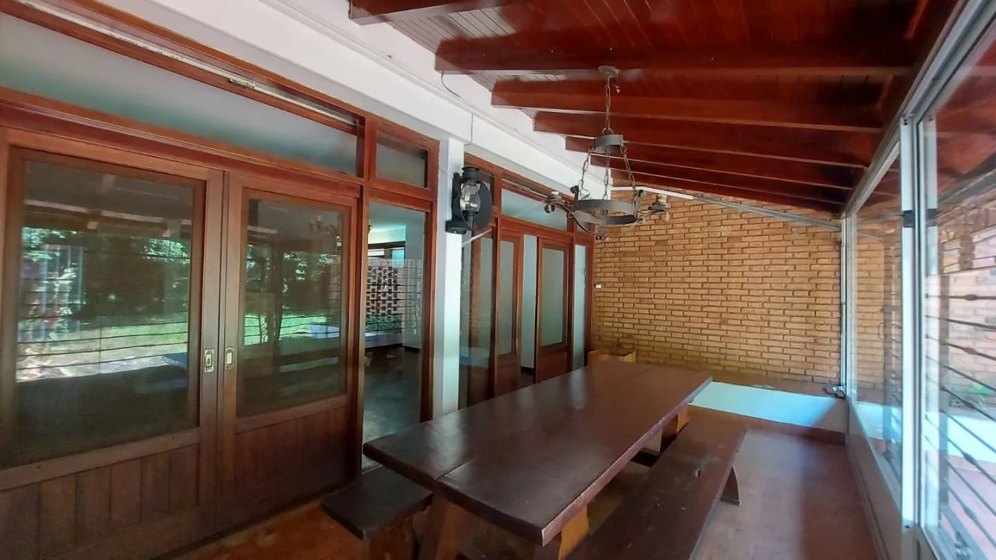 En alquiler importante casa de 4 dormitorios