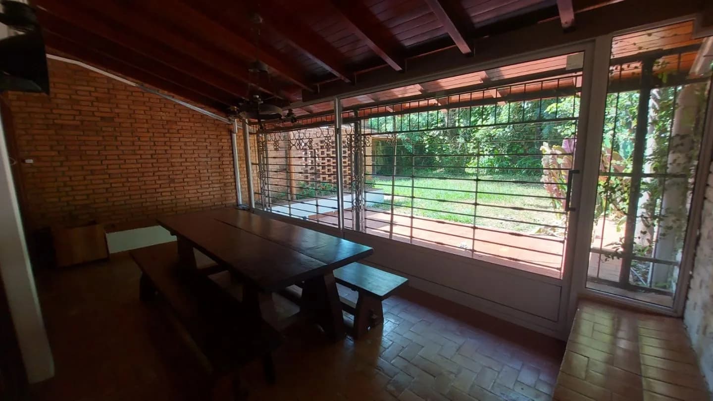 En alquiler importante casa de 4 dormitorios