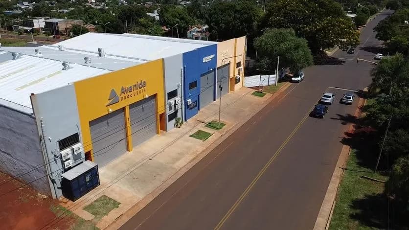 Galpón comercial sobre avenida principal