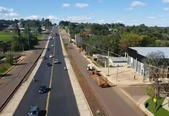 Vista aérea de avenida y terrenos
