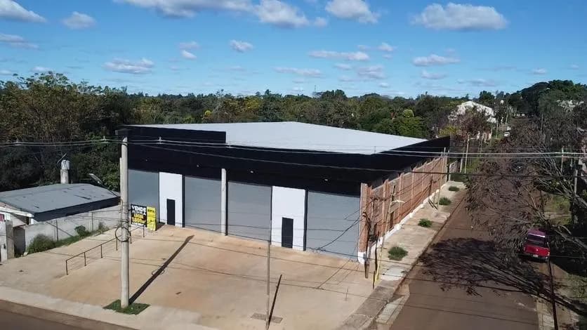 Amplio galpón comercial con estacionamiento