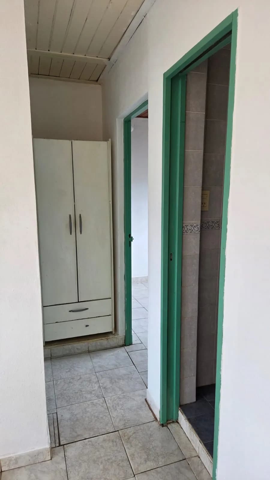 Pasillo interior con armario blanco