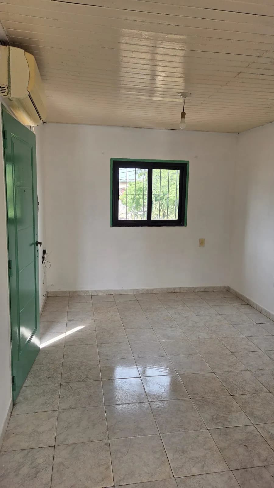 Habitación vacía con piso cerámico