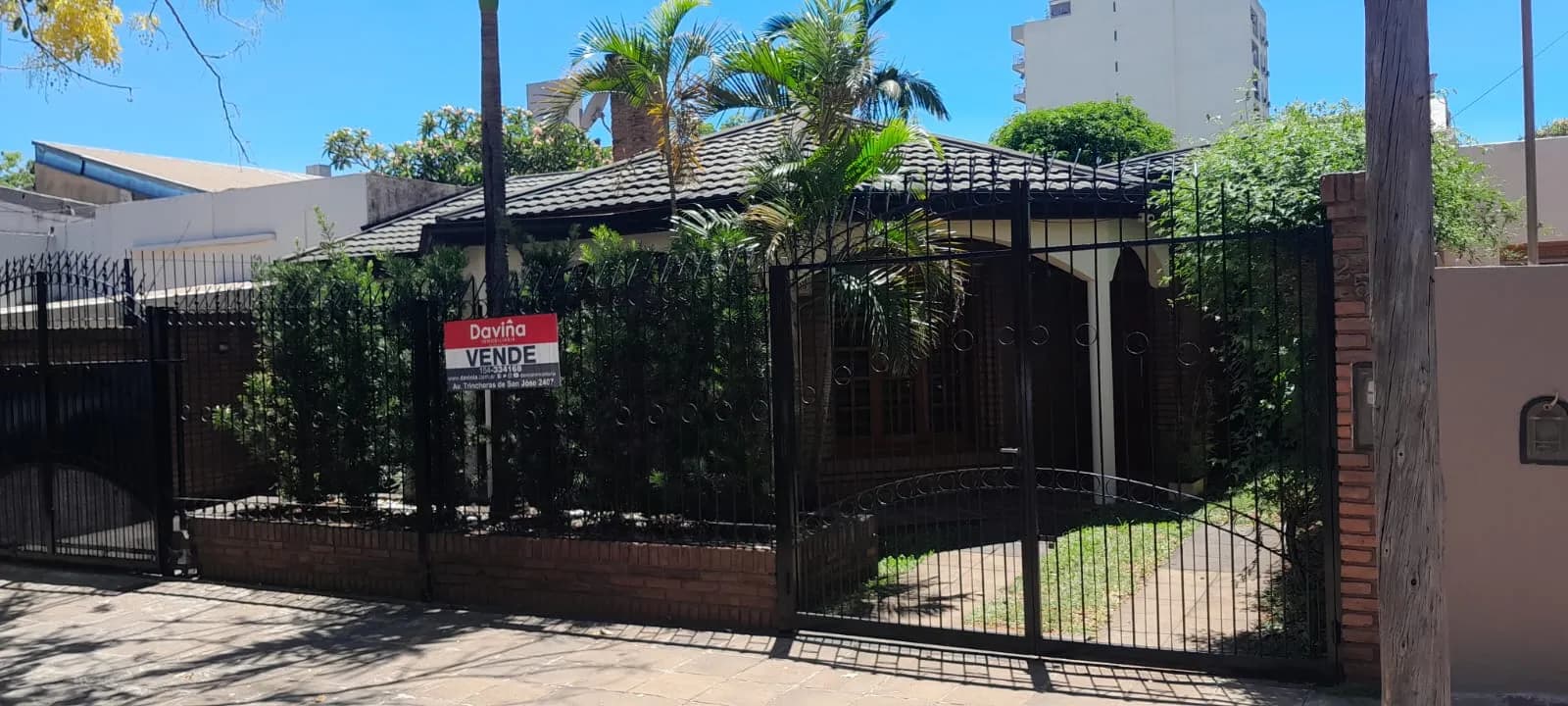 Casa de 3 dormitorios una sola planta en zona centro de Posadas con patio y cocheras