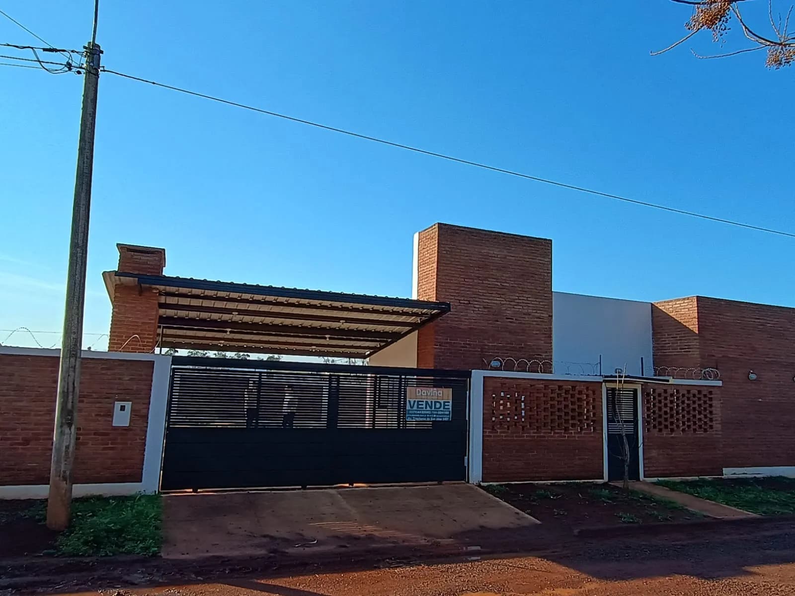 Casa de 3 ambientes en esquina con 2 cocheras a estrenar en Barrio La Viña