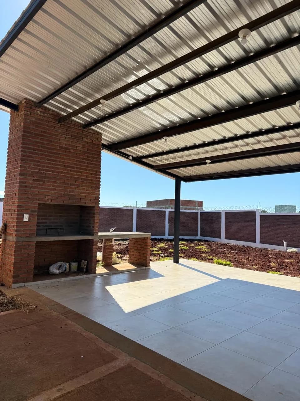 Casa de 3 ambientes en esquina con 2 cocheras a estrenar en Barrio La Viña