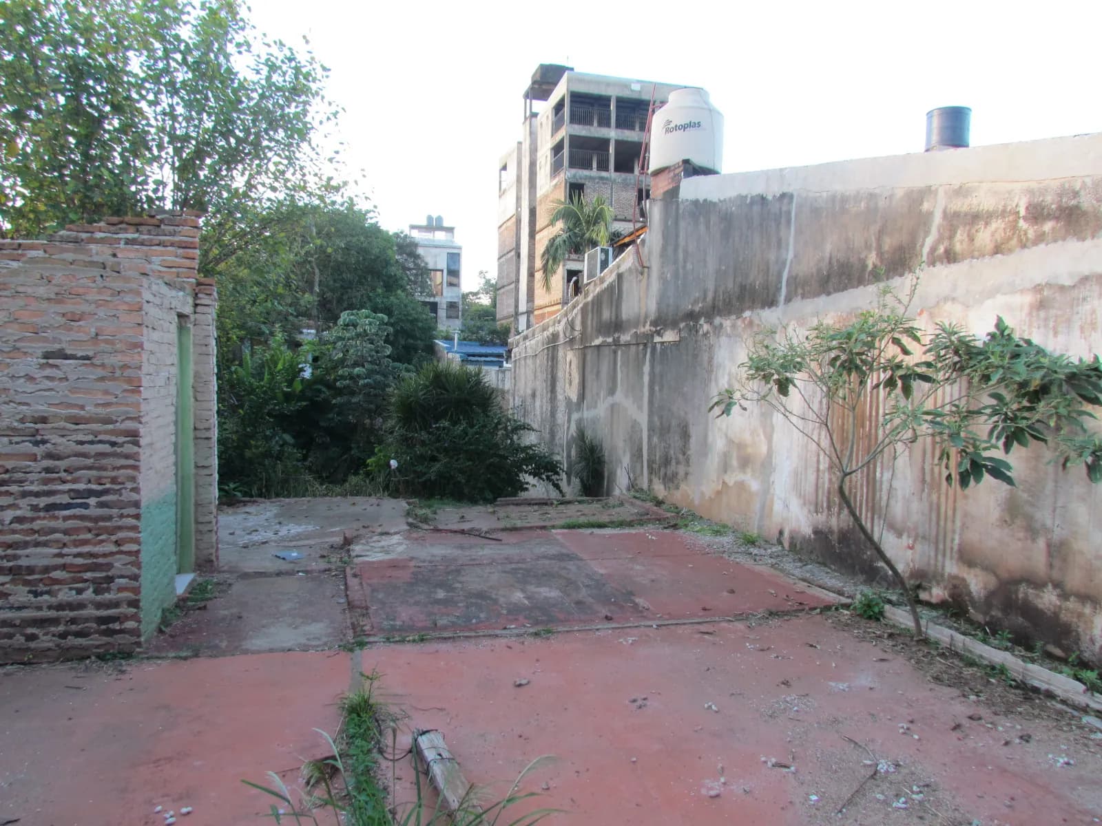 Terreno de 340 m² con cerramiento perimetral sobre Calle 122 casi Morcillo